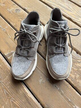 Sorel Gray Lace Up Kinetic RNEGD Caribou Shoe in Women's 8.5